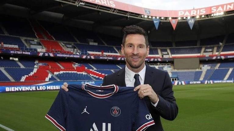 Lionel Messi ya posó con el jersey del París Saint Germain, en el Parque de los Príncipes.
