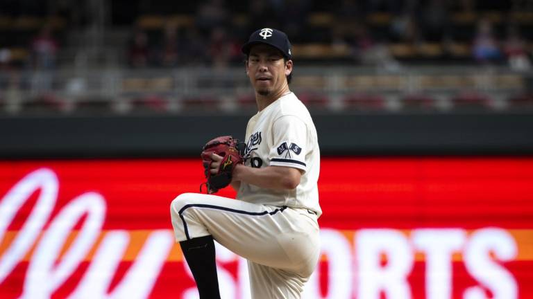 Kenta Maeda aportará su experiencia a los Tigres de Detroit.