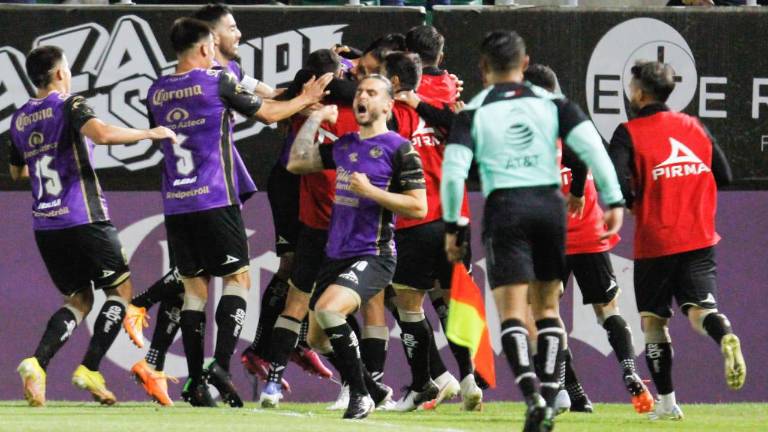 Mazatlán FC dio la campanada de la jornada, al derrotar por 3-1 al Cruz Azul, para obtener su primer triunfo del torneo.