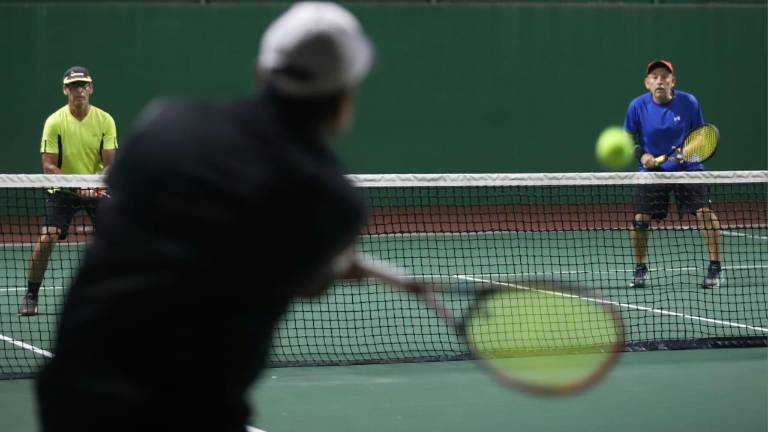 Intensos duelos hay en la cancha Cachoras Tenis Ranch.
