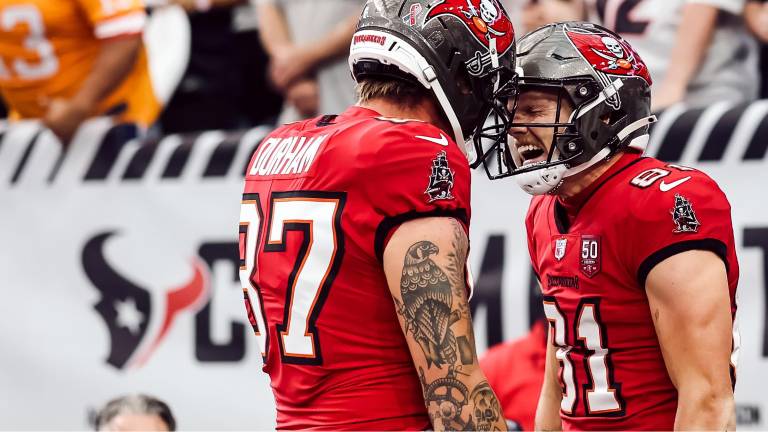 Payne Durham y Ryan Miller celebran una de las anotaciones de los Buccaneers.