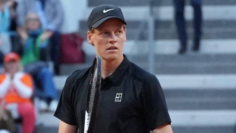 Jannik Sinner logró el triunfo en su debut en Roma.