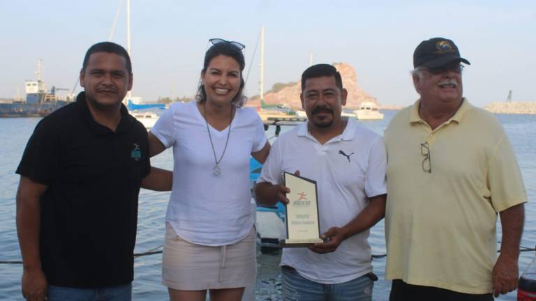 Alejandro Bermúdez Espinoza muestra el trofeo obtenido.