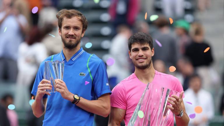 Carlos Alcaraz (derecha) posa con su trofeo junto a su adversario en la final Daniil Medvedev.