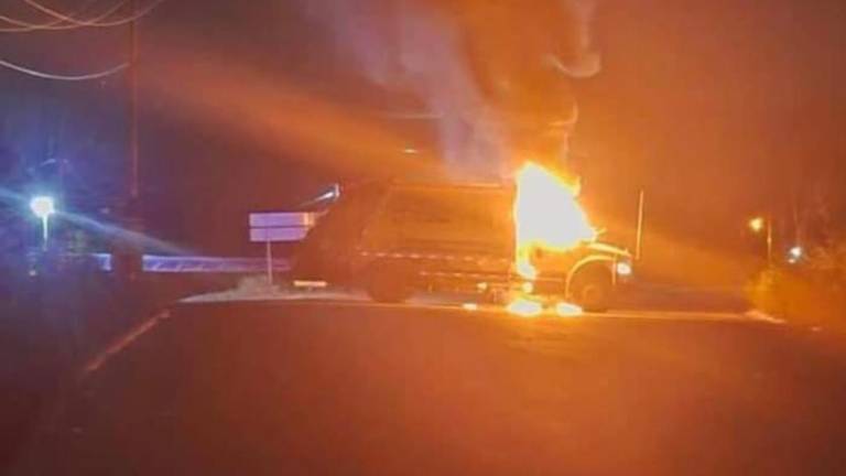 El camión recolector de basura fue incendiado a la salida de Culiacán.