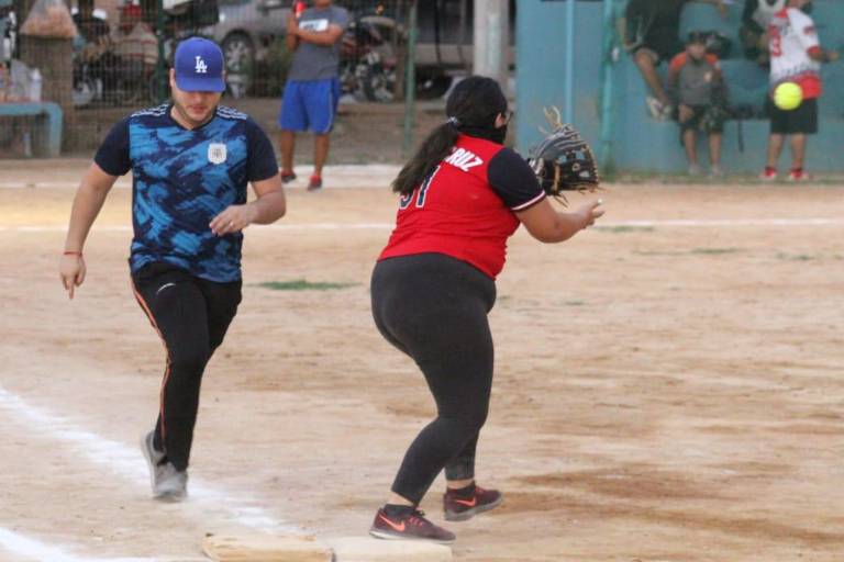 Bolillos asciende a la cima del Grupo B en la Liga de Softbol Municipal