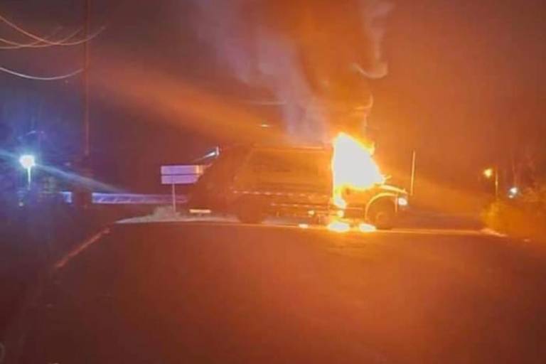 Atraviesan y queman camión de basura en carretera que va a Imala, en Culiacán
