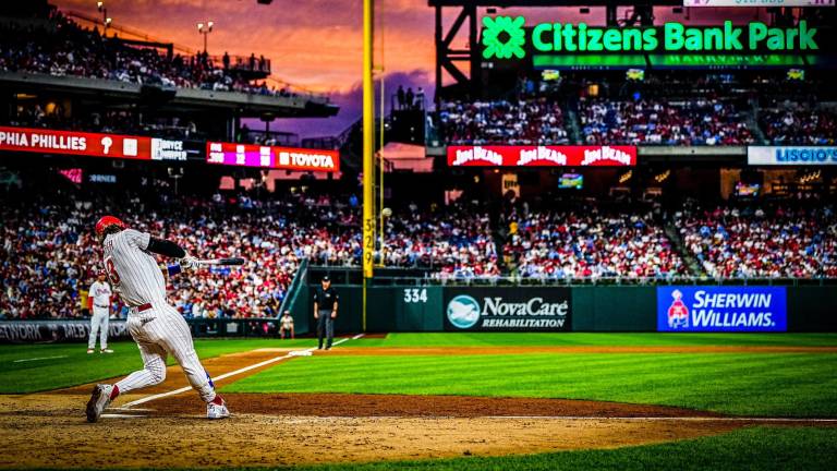 Bryce Harper conectó uno de los jonrones para el triunfo de los Filis.