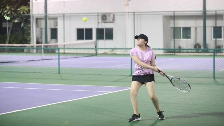 Ashly Solorza pasa la primera aduana de la competencia.