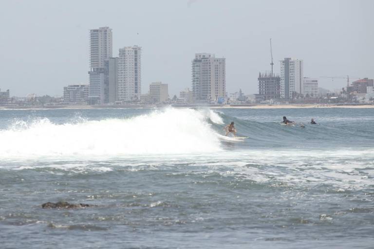 Registra Mazatlán oleaje máximo de 1.5 metros de altura