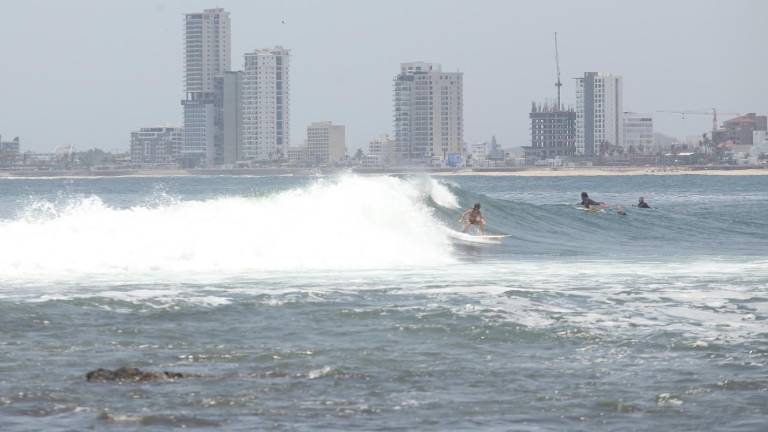 Mazatlán amaneció con un fuerte oleaje máximo de 1.5 metros en la zona de Playa Norte, Playa Pinitos y Olas Altas.