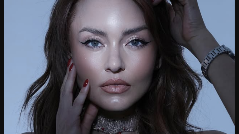 Angelique Boyer.