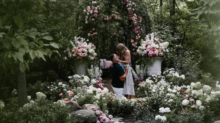 Travis Kelce y Taylor Swift anuncian su matrimonio.