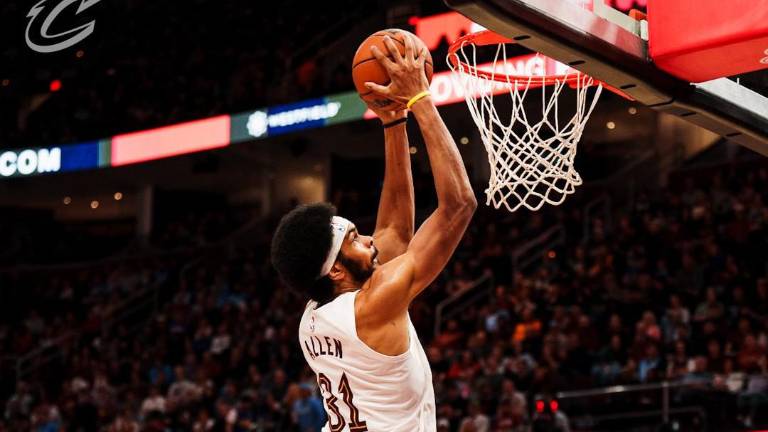 Jarrett Allen anota 25 puntos.