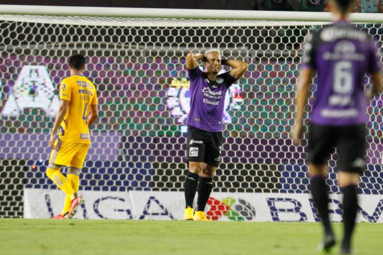 Mazatlán FC es goleado por Tigres en el Kraken y sufre dos expulsiones
