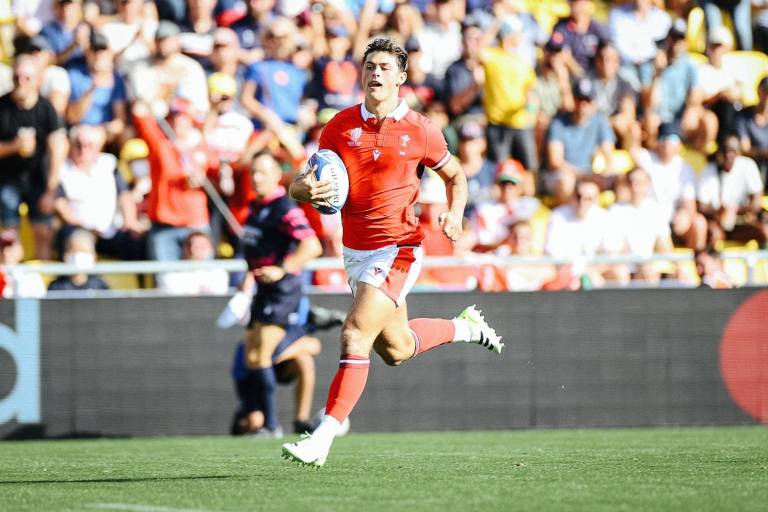 Chiefs contratan a ex estrella de rugby