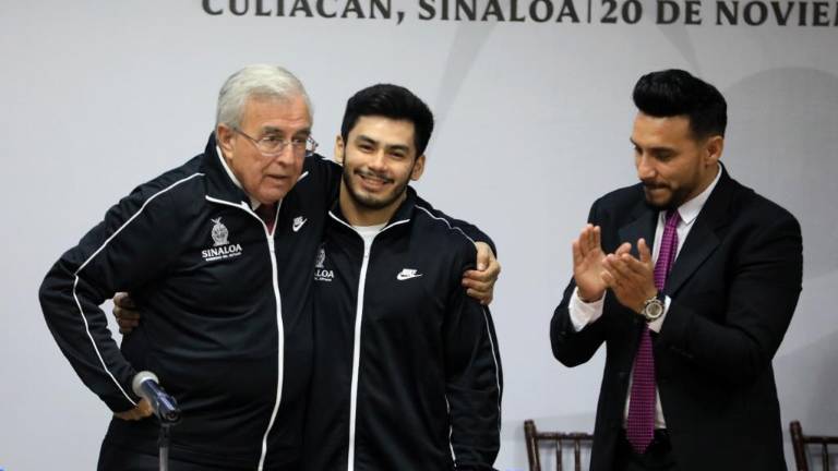 Jorge Adán Cárdenas recibe el abrazo del Gobernador Rubén Rocha Moya.