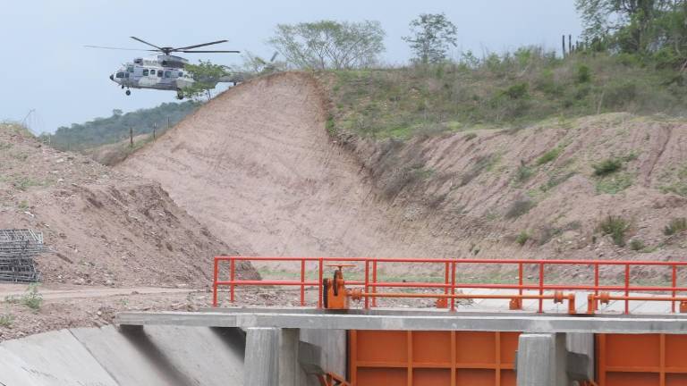 López Obrador supervisa los avances del nuevo Distrito de Riego de la Presa Picachos.