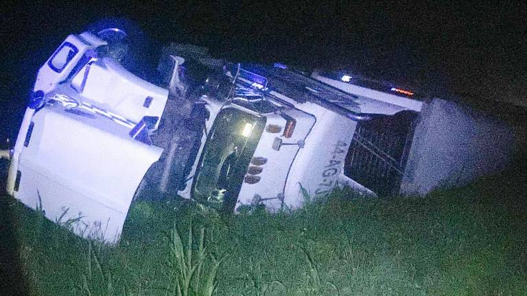 El tráiler volcado derribó el muro de contención en la autopista Durango-Mazatlán y quedó fuera de la carretera.