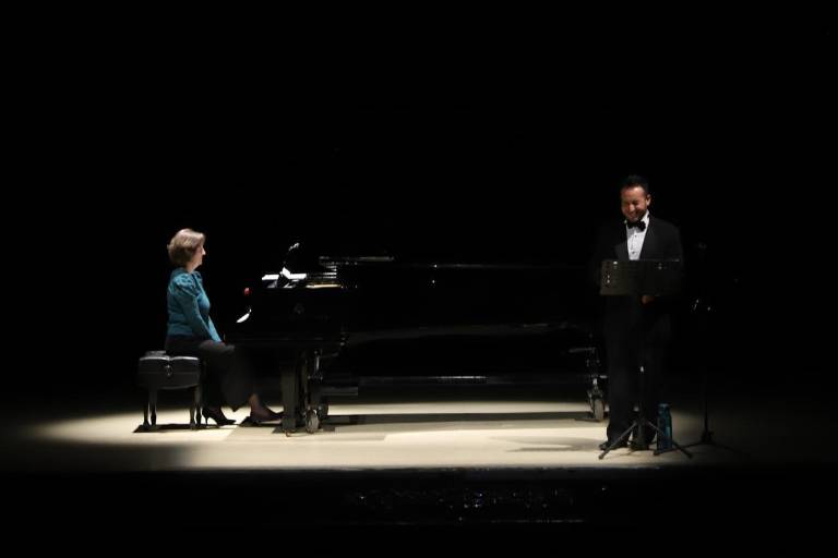 Alonso Sicairos enamora con su voz al interpretar a ‘Agustín Lara y sus canciones’