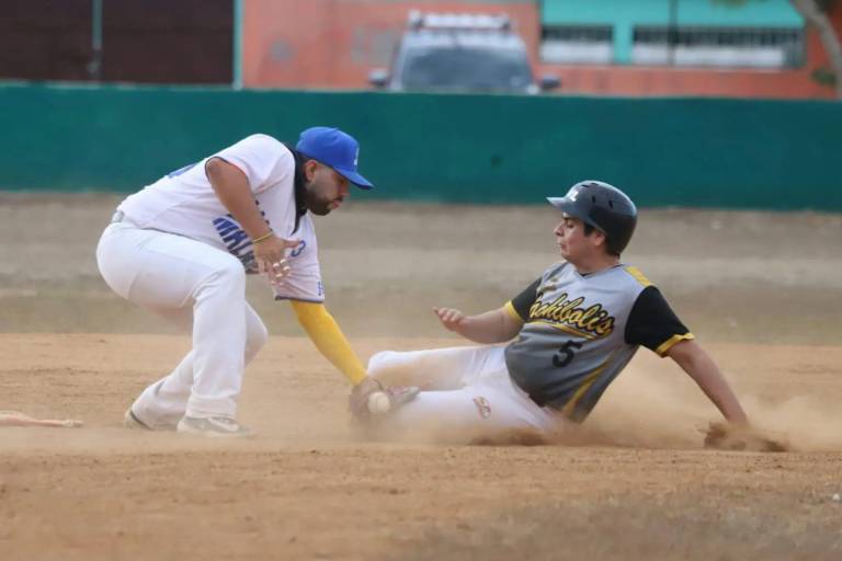 Hotel El Cid sigue invicto en Liga Meseros al Bat
