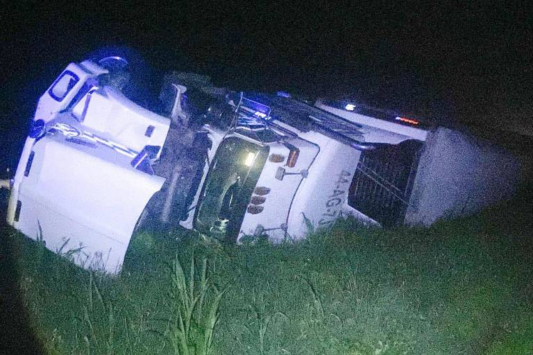 Tráiler vuelca en la autopista Durango-Mazatlán a la altura de Villa Unión