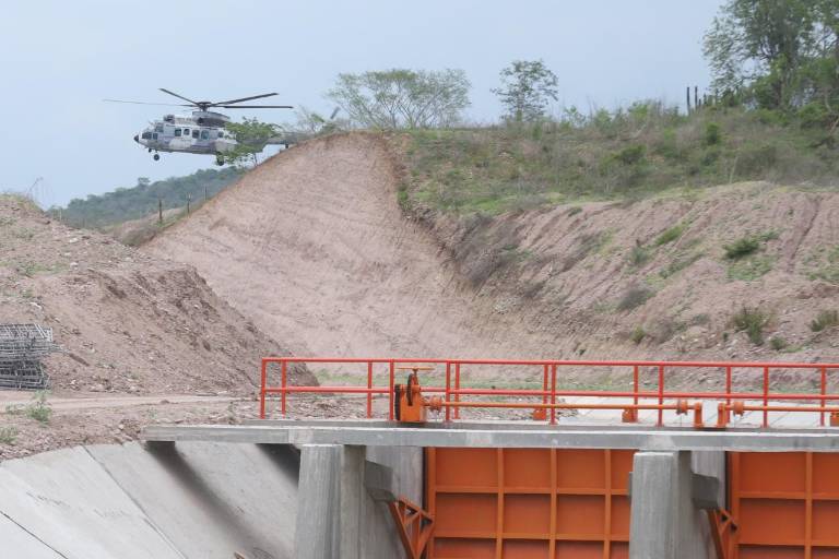 Llega López Obrador a Lomas del Guayabo, en Mazatlán, a supervisar distrito de riego