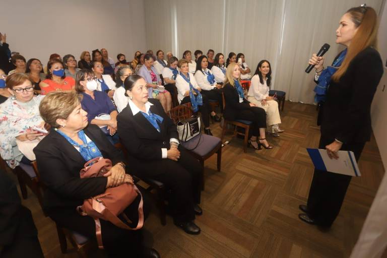 Integrantes de Anspac Mazatlán escuchan mensaje de unión familiar