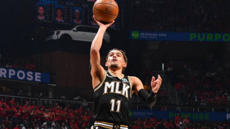 Trae Young tuvo un cierre de juego espectacular que derivó en el triunfo de los Hakws.