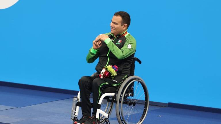 Diego López muestra su presea de bronce.