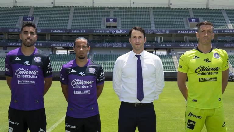Néstor Vidrio, Camilo Sanvezzo, el entrenador Beñat San José Gil y Nicolás Vikonis.