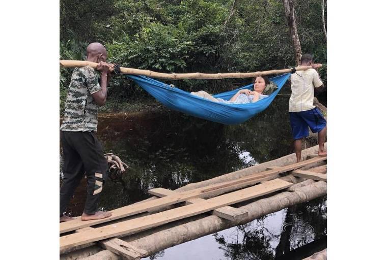 Imágenes de la odisea de Ashley Judd para salir de la jungla y llegar a un quirófano, después de romperse la pierna