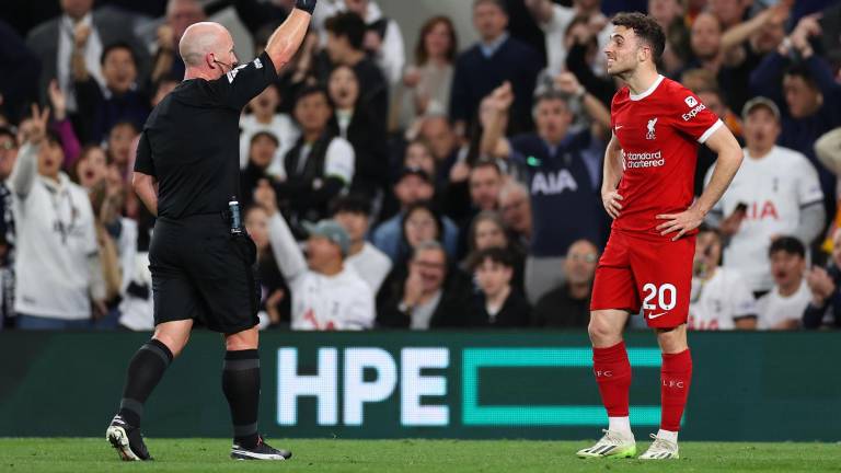 Liverpool cayó de manera polémica ante el Tottenham.