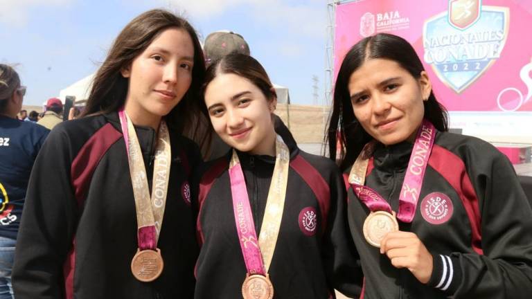 Las ciclistas sinaloenses muestran sus medallas.