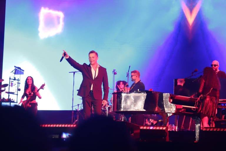 Conquista Alejandro Sanz a Mazatlán en la coronación de la Reina Infantil del Carnaval 2025