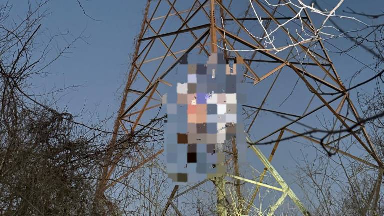 El cuerpo de un hombre fue encontrado colgado de una torre de distribución de energía de la CFE.