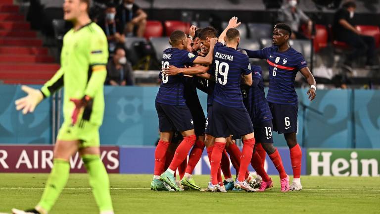 Los franceses celebran el gol que al final les terminó por dar el triunfo ante Alemania.