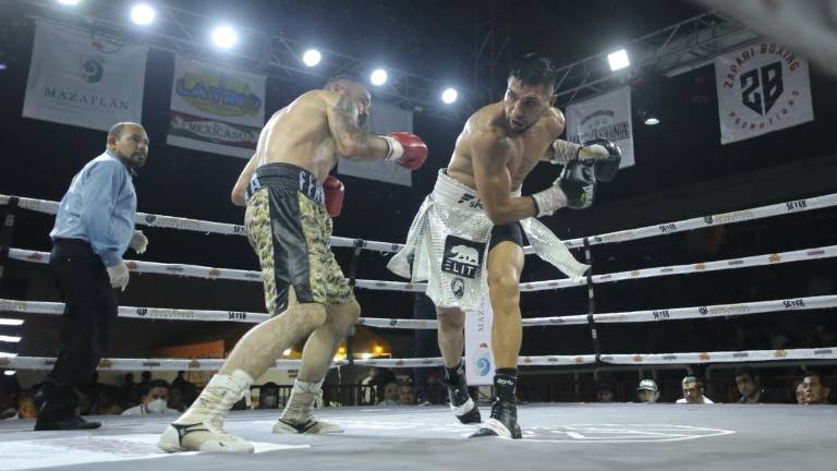 Alejandro “Cuervo” Silva noquea a Jesús “Desarmador” Piña.