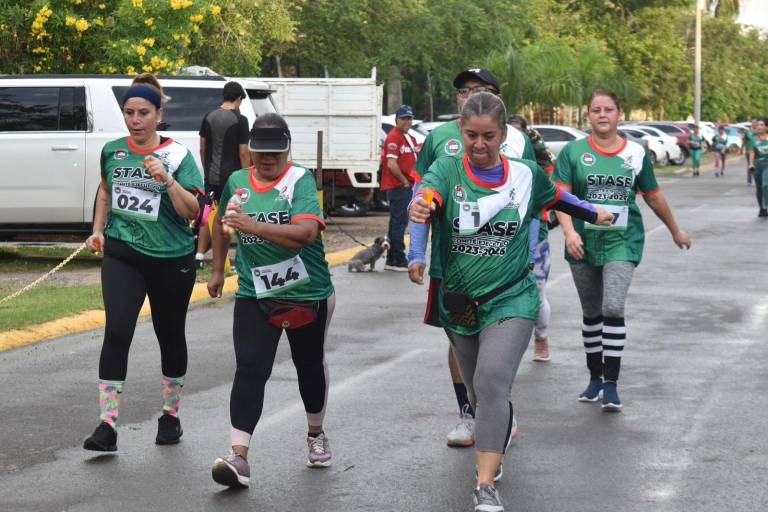 Madrugan servidores públicos para celebrar con caminata