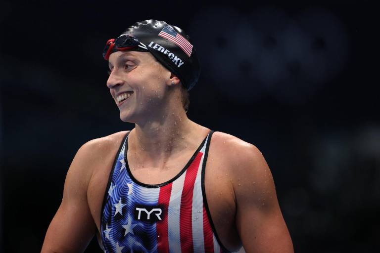 Katie Ledecky es la primera mujer en ganar oro en mil 500 metros, prueba debut de Tokio 2020