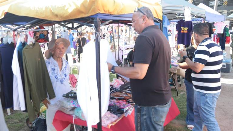 En el Bazar los emprendedores ofrecen desde artesanías como ropa, bolsas de mano, zapatos y huaraches, recuerdos de artesanías y alimentos.