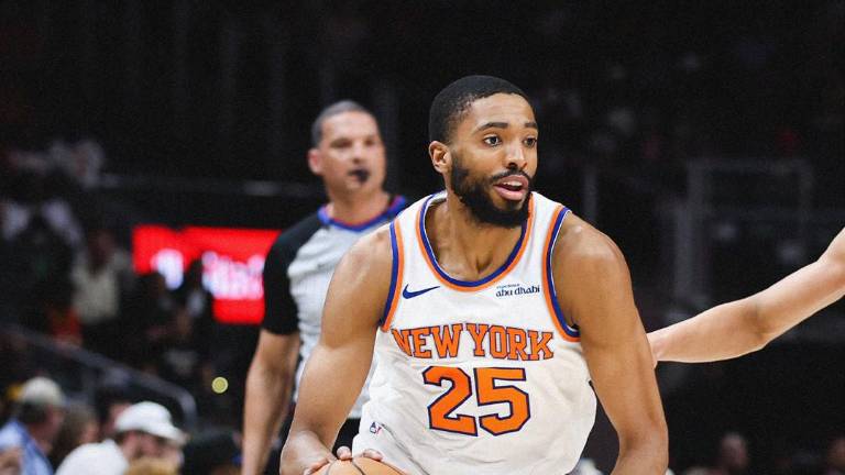 Mikal Bridges encestó 20 puntos.