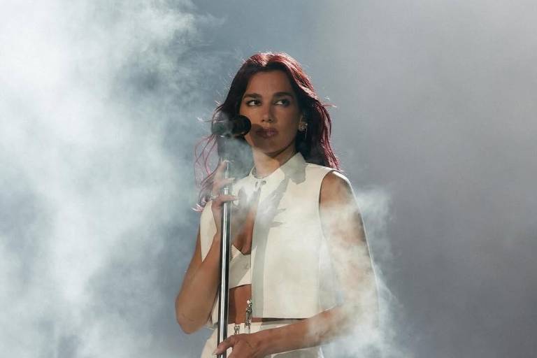 Dua Lipa recibe oferta para encabezar el Super Bowl 2026