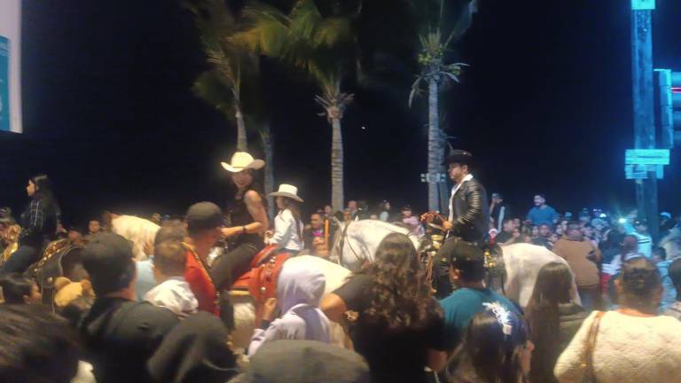 Los jinetes despidieron el segundo desfile del Carnaval de Mazatlán 2025 con su tradicional cabalgata.