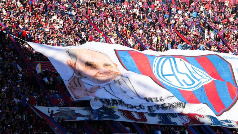 En las gradas se desplegó una manta con la imagen del Papa Francisco.