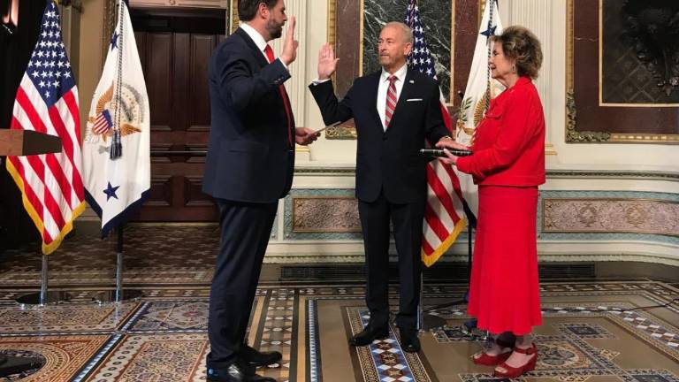 Ron Johnson rinde protesta como nuevo Embajador de Estados Unidos en México.