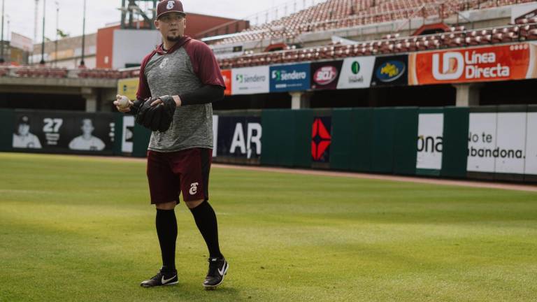 Aldo Montes se presenta este viernes en la práctica de Tomateros de Culiacán.