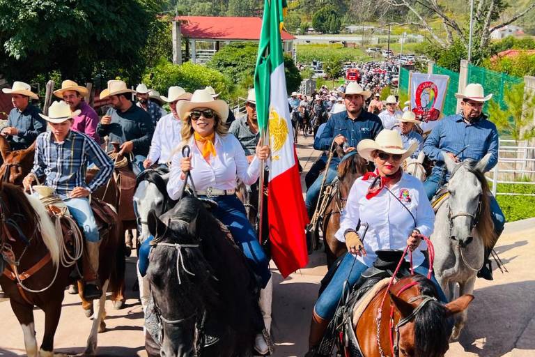 Más de 2 mil jinetes participan en la cabalgata Surutato 2023, en Badiraguato