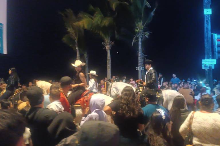 Al paso de los jinetes y sus caballos, cierra el segundo desfile del Carnaval de Mazatlán