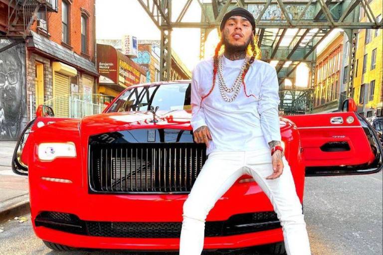 Sorprende el rapero Tekashi 6ix9ine a su mamá con un Lamborghini Urus